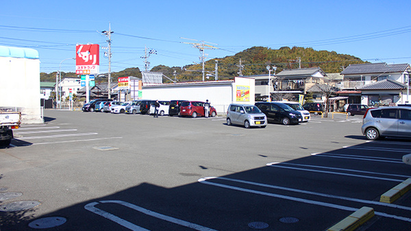 スギ薬局　中河町店の駐車場