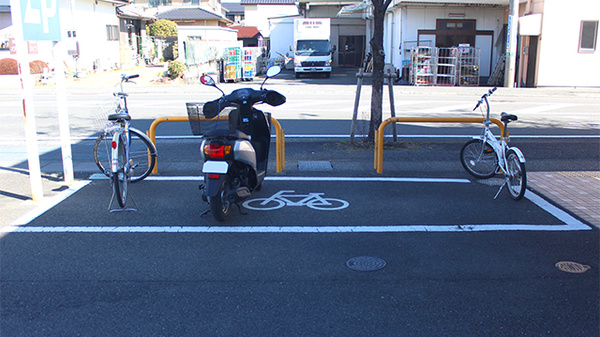 スギ薬局　中河町店の駐輪場