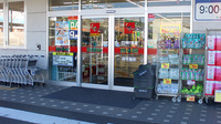 スギ薬局　中河町店の入口