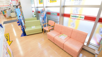 スギ薬局　佐井寺店の待合スペース