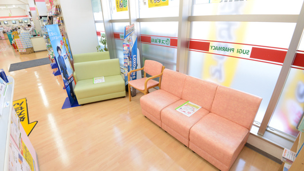 スギ薬局　佐井寺店の待合スペース