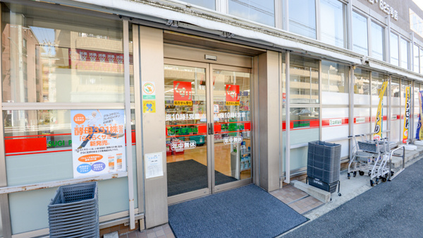 スギ薬局　佐井寺店の入口
