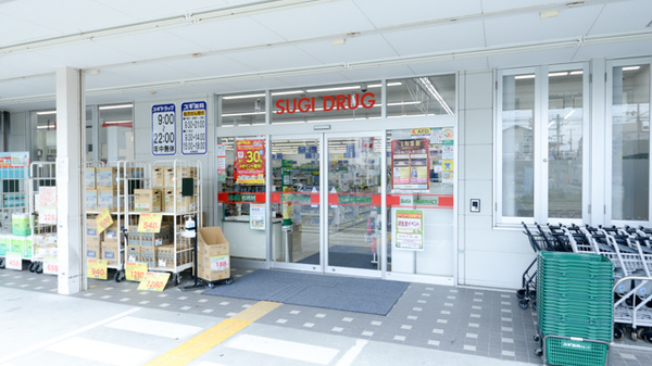 スギ薬局　上坂部店の入口