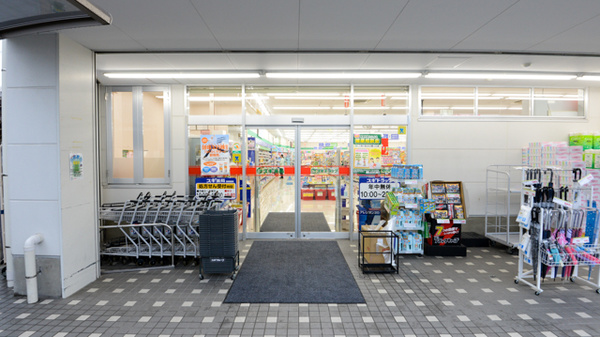 スギ薬局　豊中庄内店の入口