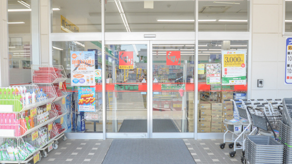 スギ薬局　開運通店の入口