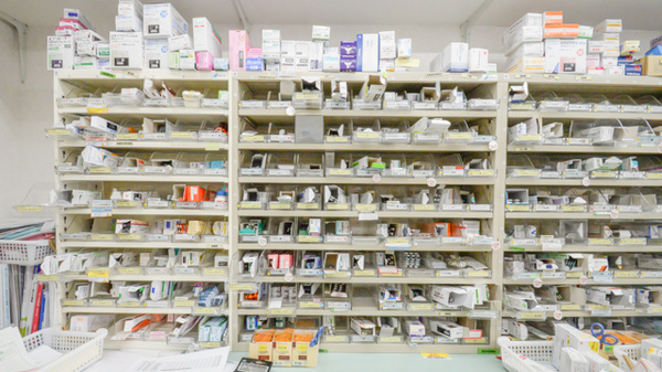 スギ薬局　開運通店の薬棚