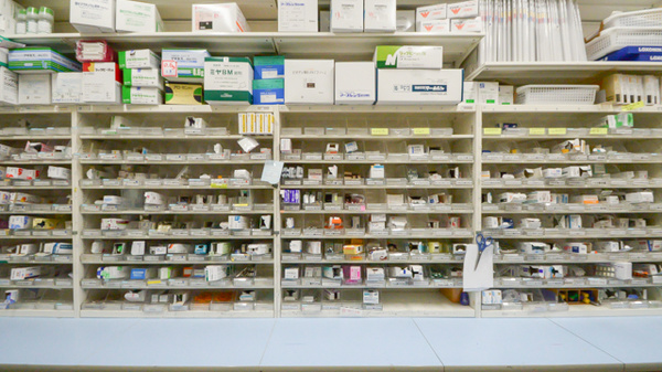 スギ薬局　阪神深江店の薬棚