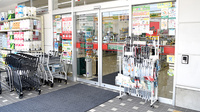 スギ薬局　東豊中店の入口