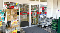 スギ薬局　岸和田山直店の入口