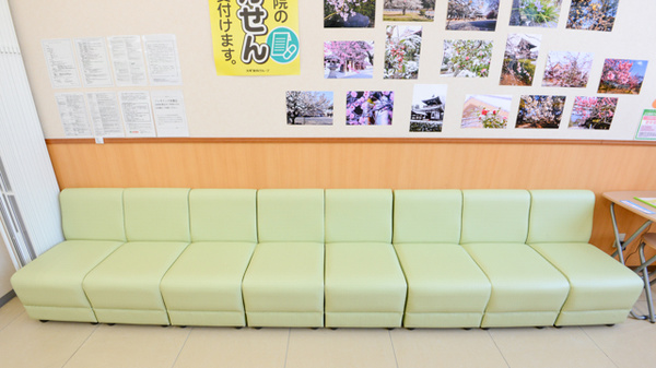 スギ薬局　宇治店の待合スペース