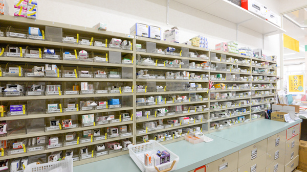 スギ薬局　宇治店の薬棚