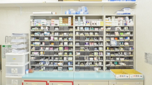 スギ薬局　内五曲店の薬棚