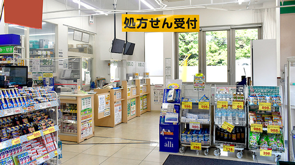 スギ薬局　二条店の入口