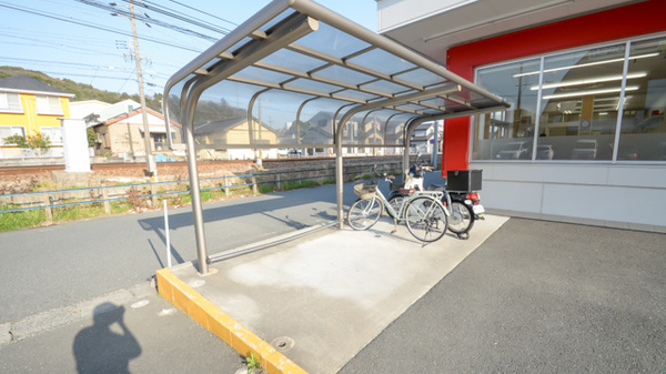 スギ薬局　御油駅前店の駐輪場