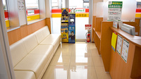 スギ薬局　堺白鷺店の待合スペース