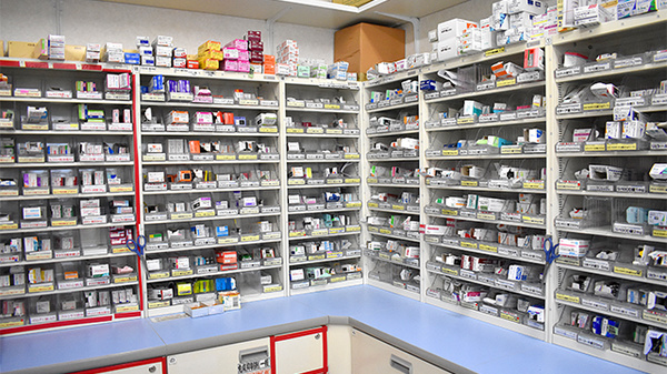 スギ薬局　堺白鷺店の薬棚