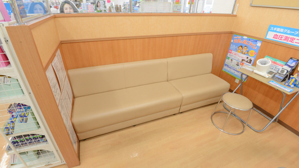 スギ薬局　ドミー幸田店の待合スペース