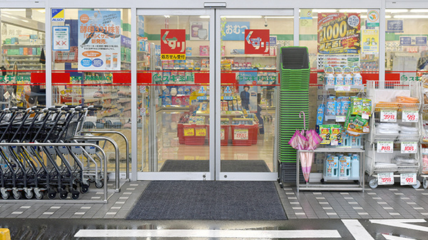 スギ薬局　稲沢奥田店の入口