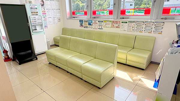 スギ薬局　東香里店の待合スペース