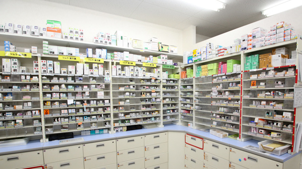スギ薬局　宝町店の薬棚