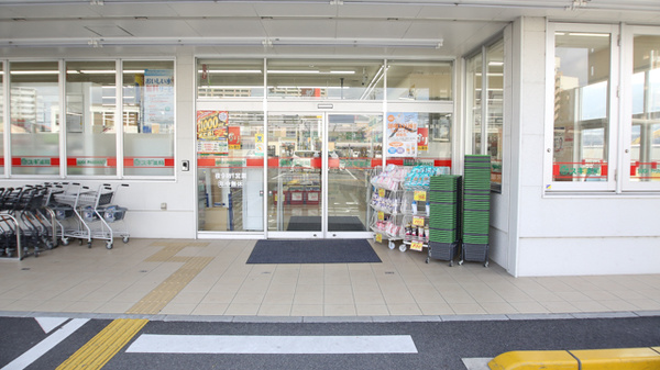 スギ薬局　野洲店の入口