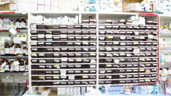 スギ薬局　野洲店の薬棚