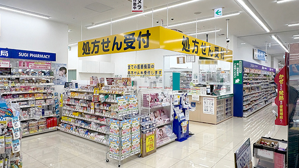 スギ薬局　三宮旭通店の入口