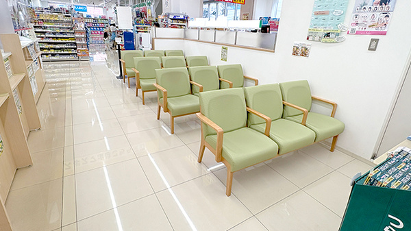 スギ薬局　三宮旭通店の待合スペース