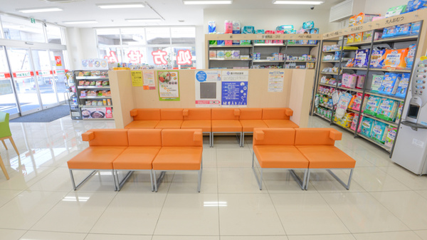 スギ薬局　八幡駅前店の待合スペース