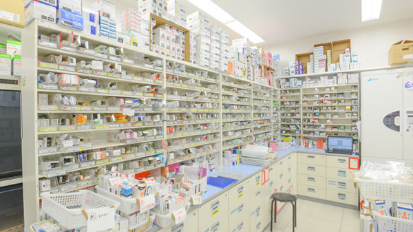 スギ薬局　八幡駅前店の薬棚