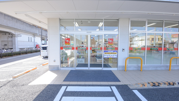 スギ薬局　八幡駅前店の入口