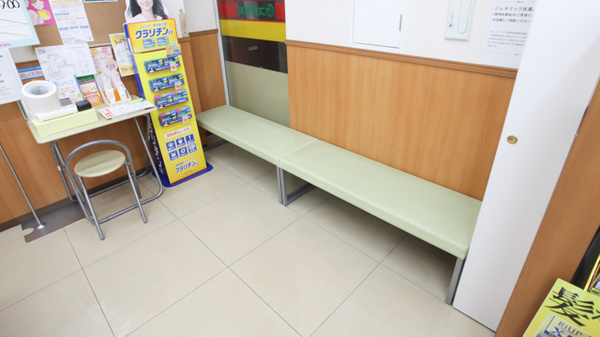 スギ薬局　石屋川店の待合スペース