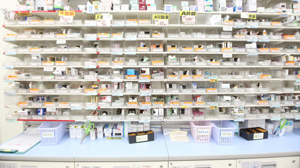 スギ薬局　水口松尾店の薬棚