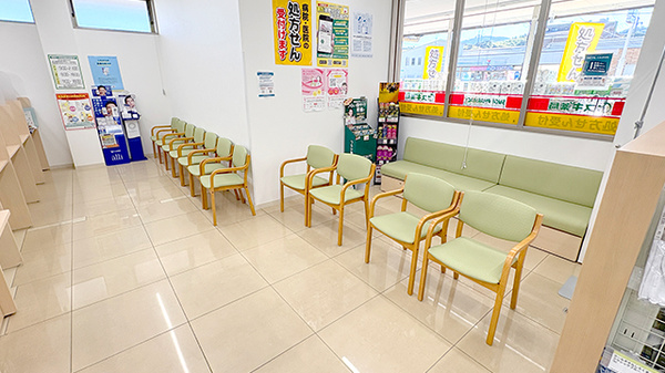 スギ薬局　上桂山田口店の待合スペース