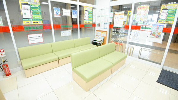 スギ薬局　阪神尼崎駅前店の待合スペース
