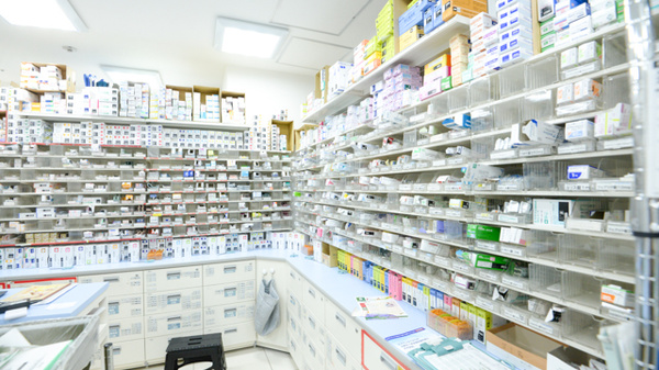 スギ薬局　阪神尼崎駅前店の薬棚