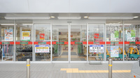 スギ薬局　内海店の入口