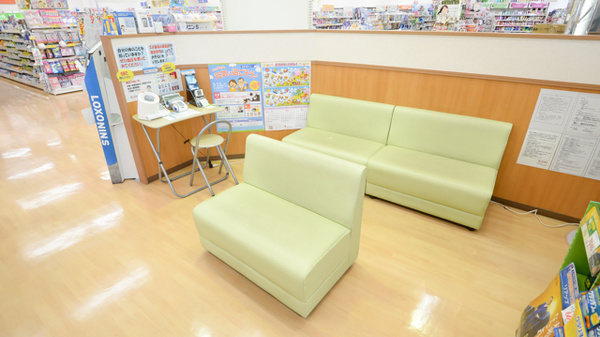 スギ薬局　内海店の待合スペース