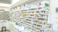 スギ薬局　内海店の薬棚