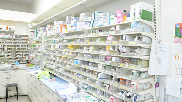 スギ薬局　内海店の薬棚