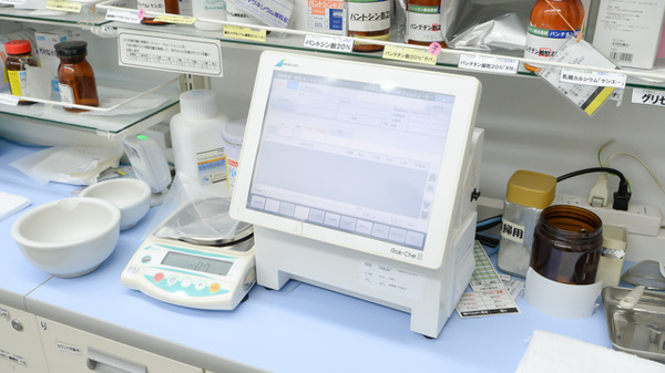 スギ薬局　内海店の調剤器具