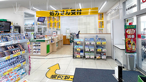 スギ薬局　茨木駅前通り店の入口