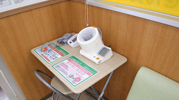 スギ薬局　西尾一色南店の血圧計