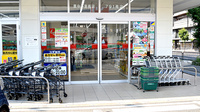 スギ薬局　豊中小曽根店の入口