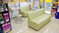 スギ薬局　豊中小曽根店の待合スペース