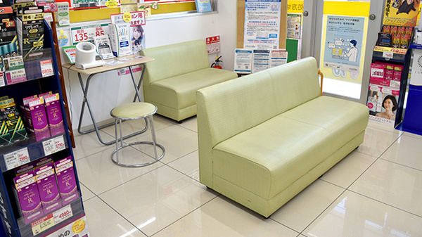 スギ薬局　豊中小曽根店の待合スペース
