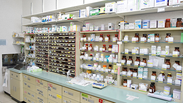 スギ薬局　袋井堀越店の薬棚