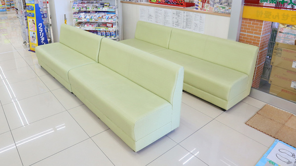 スギ薬局　石山店の待合スペース