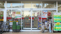 スギ薬局　石山店の入口