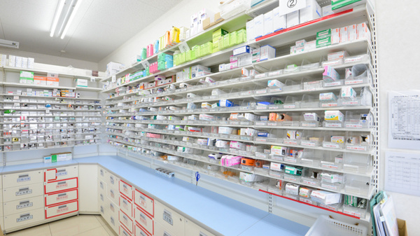スギ薬局　白子店の薬棚